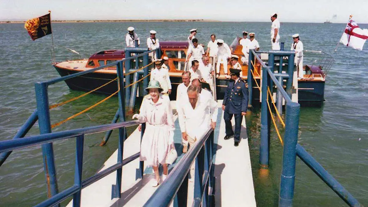 Reina Isabel desembarcando en La Paz